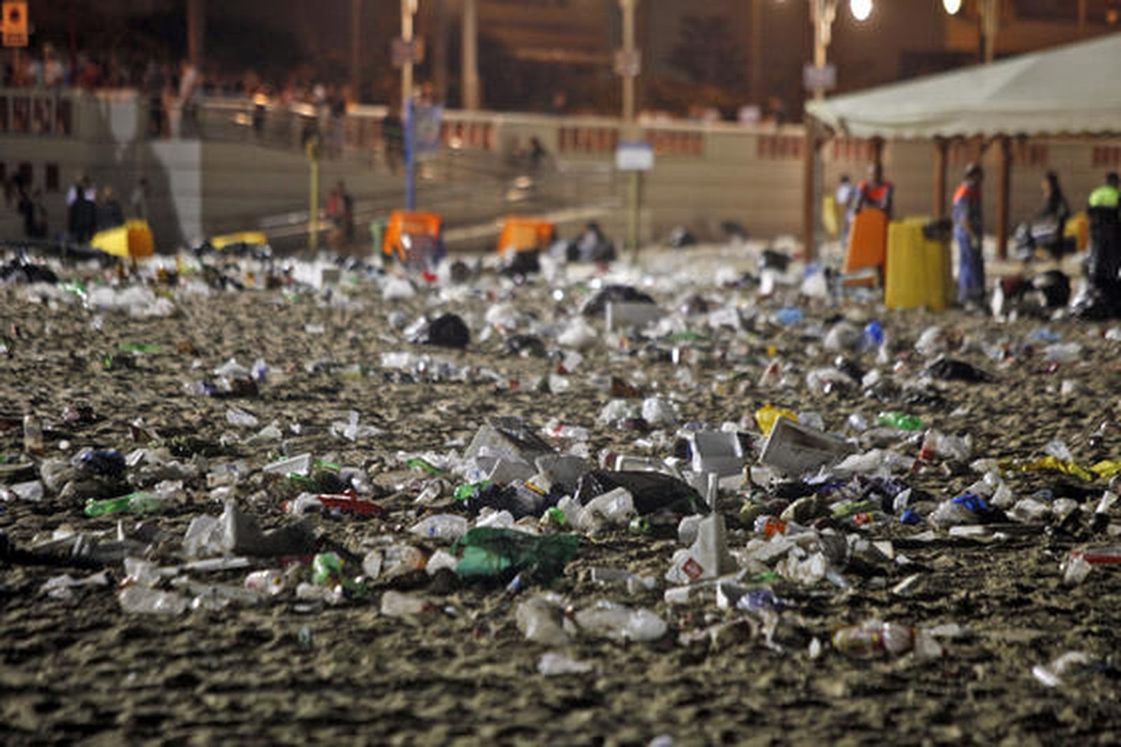 Los servicios de limpieza recogen 42 toneladas de residuos de la arena tras la noche de las barbacoas del Trofeo Carranza.

Foto: Jesus Marin