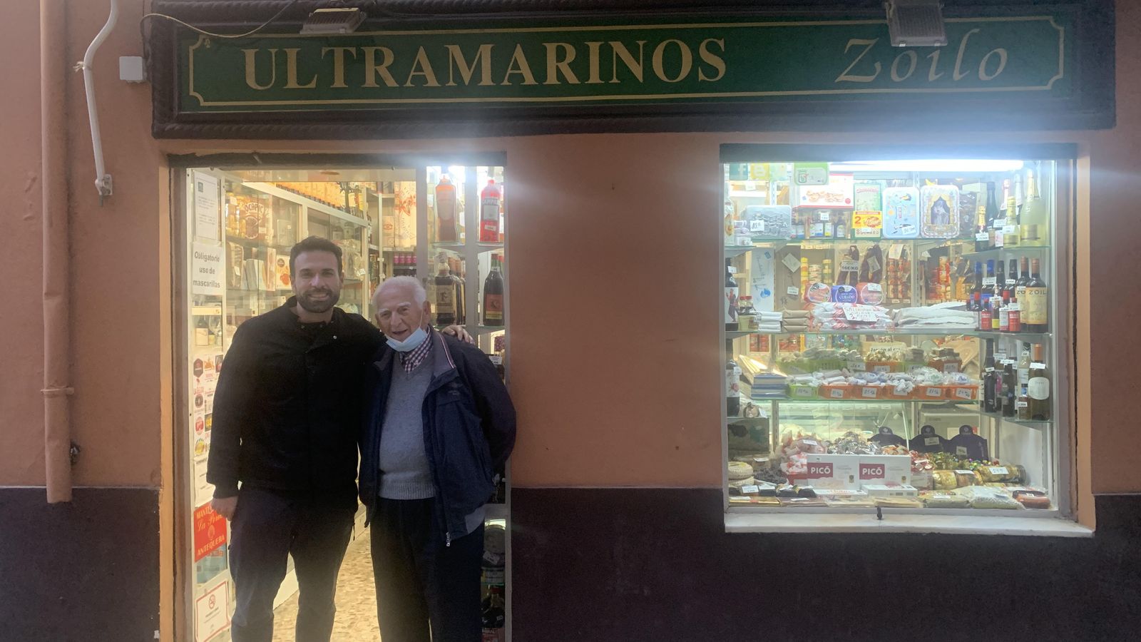 Zoilo y su sobrino Yeray posan a las puertas de su tienda.