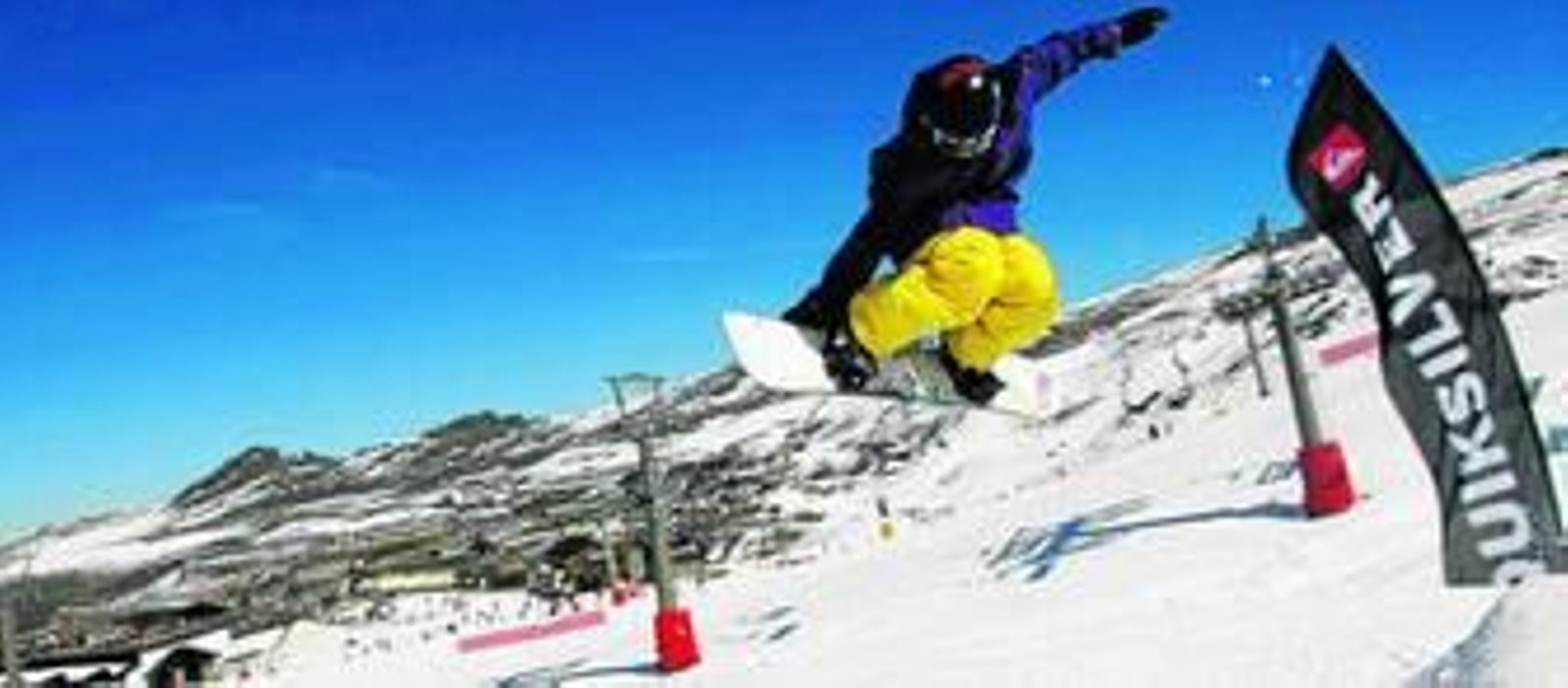 1, 2, 3 y 4. Ambiente en las pistas de la Sierra y en Borreguiles en una jornada de disfrute de los deportes de invierno.