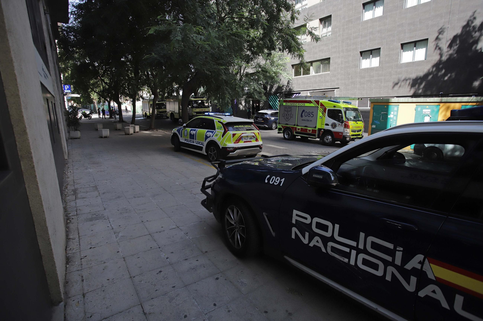 Fotos del escape de gas natural provocado por la rotura de una tubería en las obras anexas al hotel AC en Algeciras