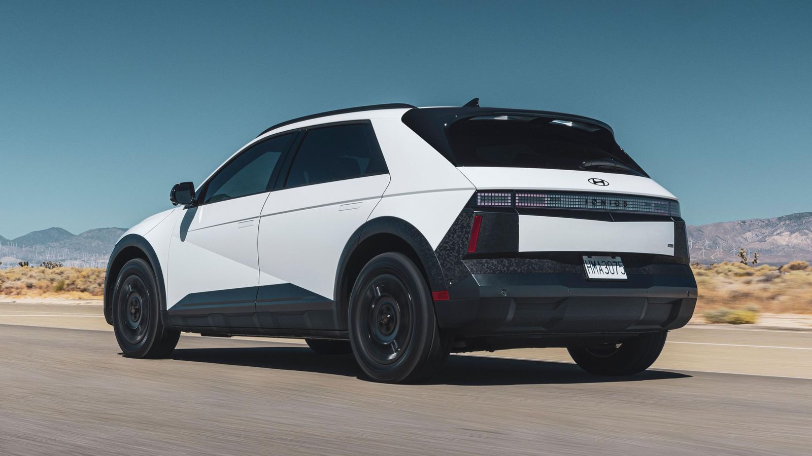 Esta versión con más vocación off-road gana altura gracias a los cambios en los muelles y, consecuentemente, mejora sus ángulos de entrada, ventral y salida.