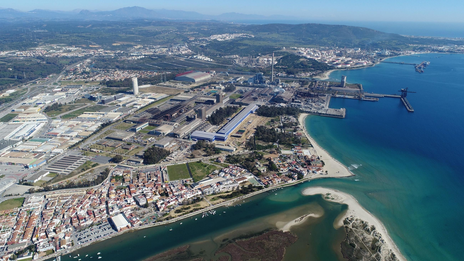 Vista aérea de las instalaciones de Acerinox, EDP y Moeve, en el Campo de Gibraltar