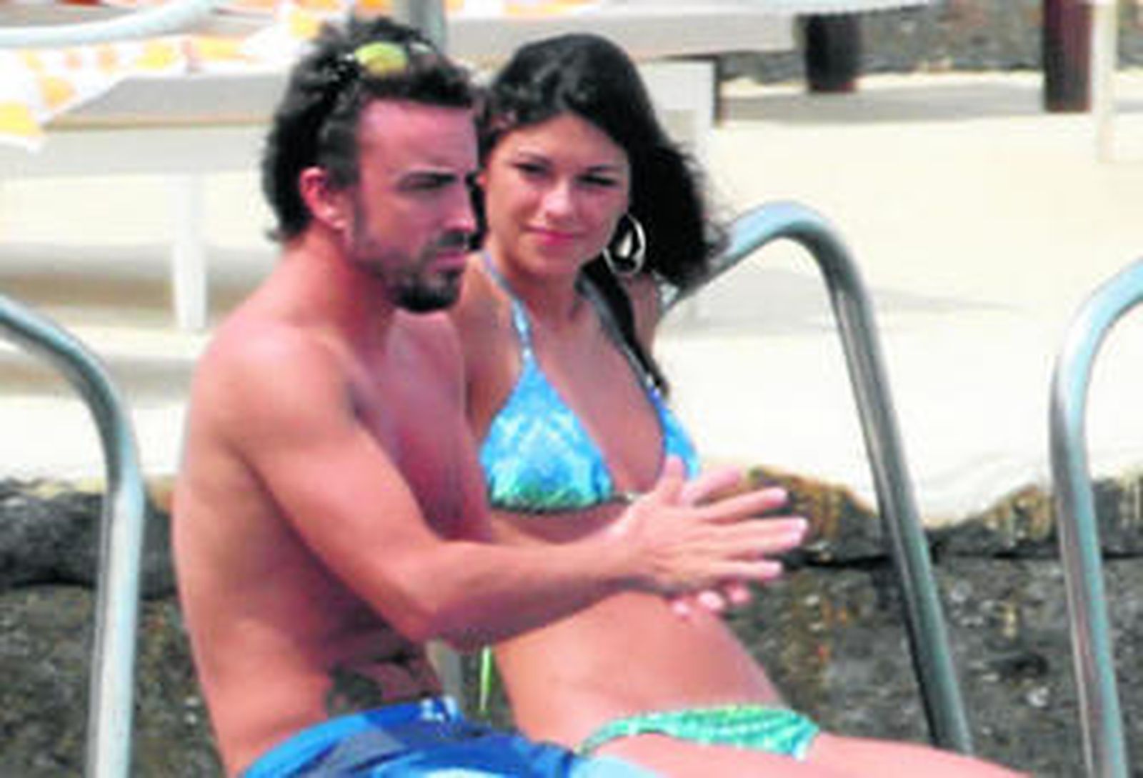 Una de las fotografías de '¡Hola!' que confirman el romance entre el piloto y la italiana.