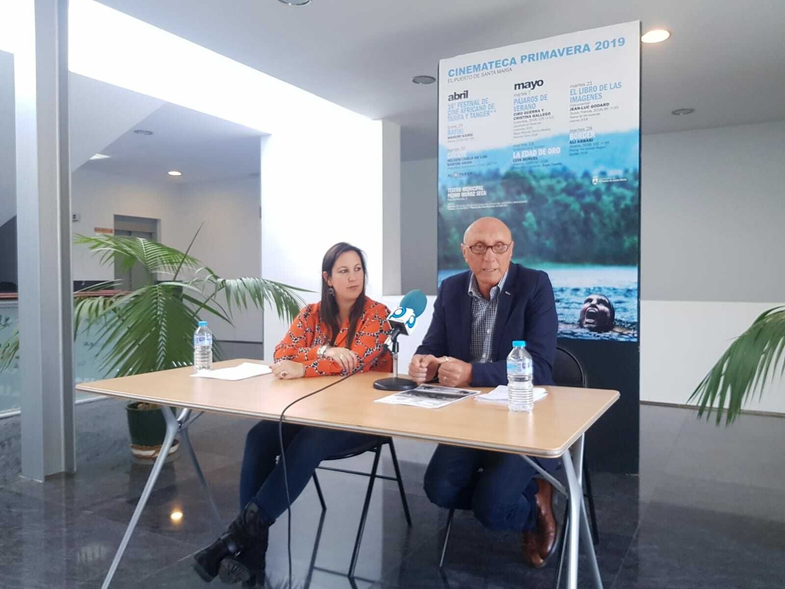 María Eugenia Lara (concejala de Cultura) y Antonio Ahúcha (jefe de servicio) ayer por la mañana en la presentación.