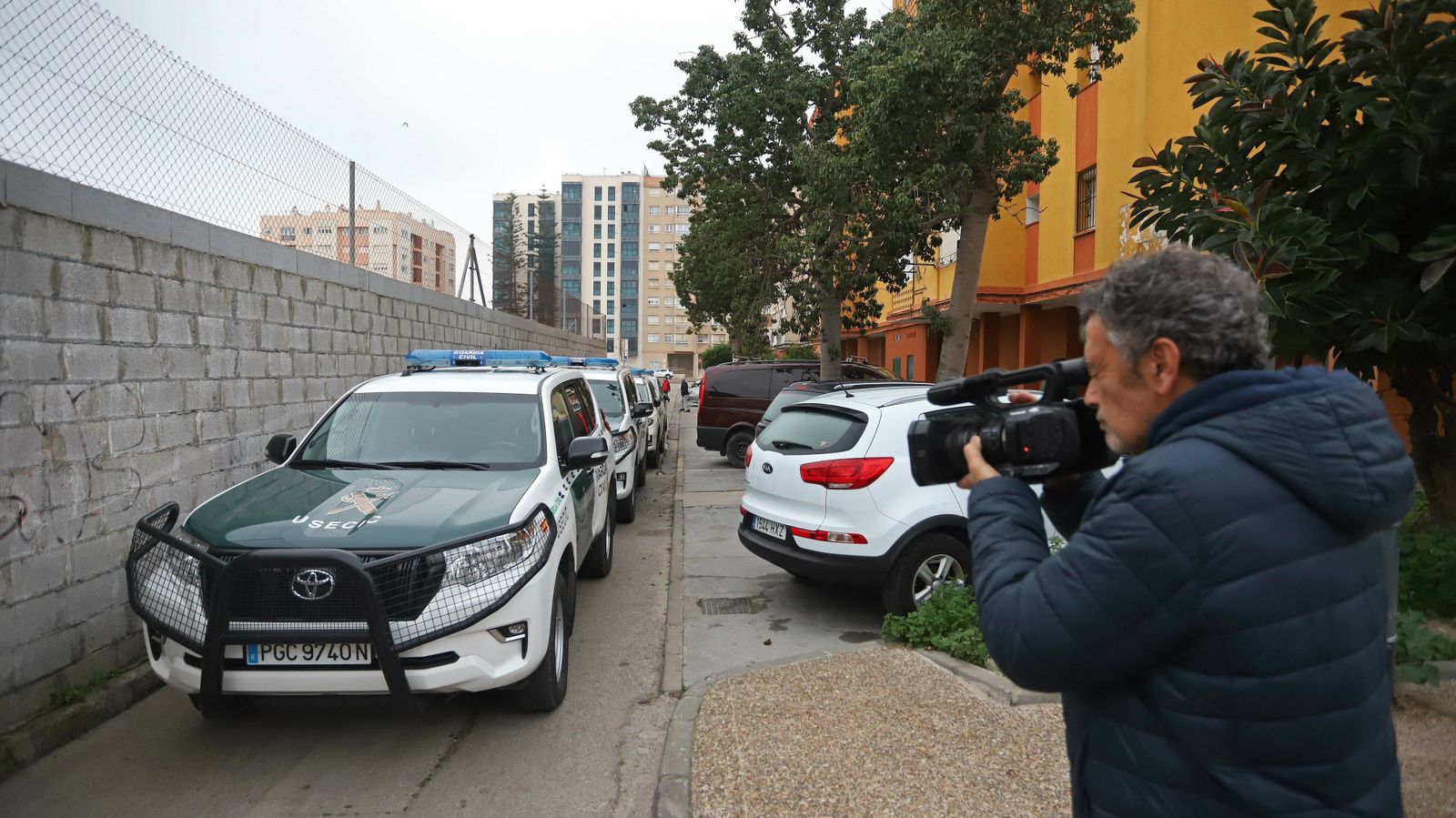 Fotos del registro de la Guardia Civil en la calle Guadalupe de La Línea