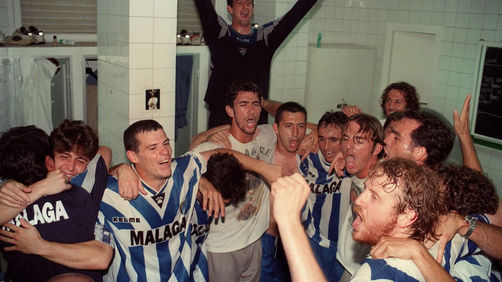 El Málaga celebra el ascenso a Segunda A de 1998.
