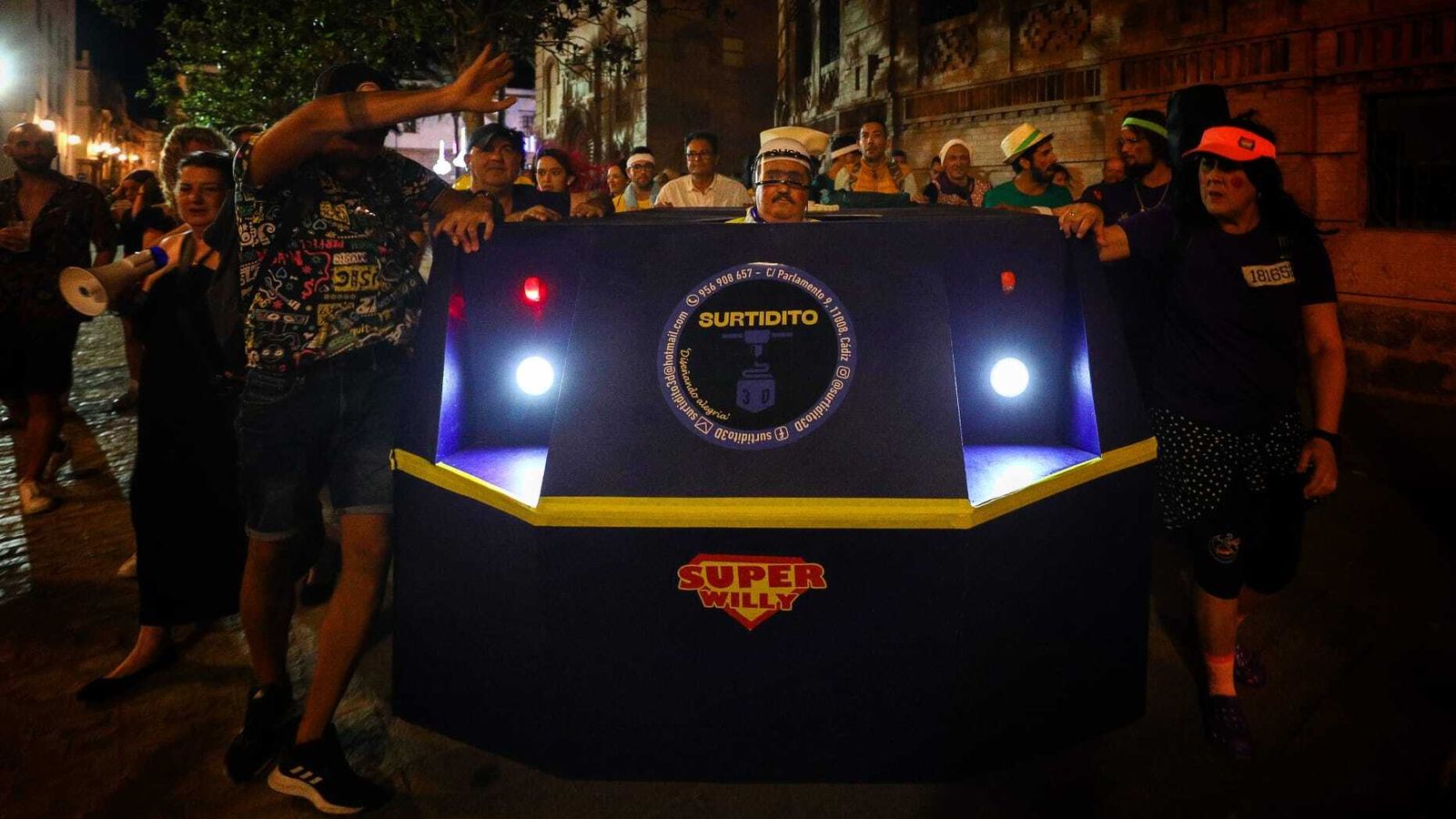 El super Willy con la tanqueta, en la plaza Fragela.