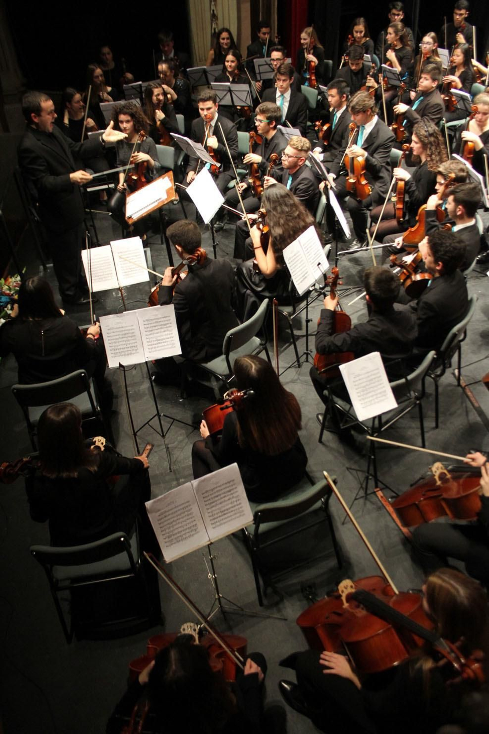 La Asociación de Industrias Químicas, Básicas y Energéticas de Huelva (Aiqbe) organiza un concierto que corre a cargo de la Orquesta Sinfónica del Conservatorio Profesional de Música de Huelva 'Javier Perianes'