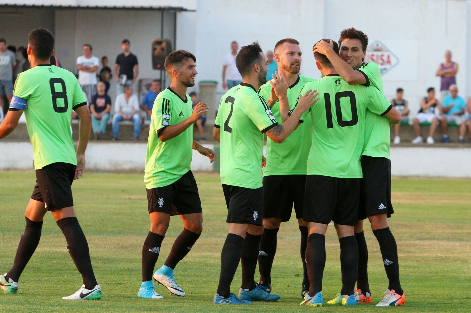 1. Varios jugadores del Recre celebran el primer gol albiazul, obra de Jónathan Vila. 2. El técnico albiazul, Javier Casquero, en el Javier López Zarrita. 3. Ale Zambrano ejerció de capitán albiazul y recibió una placa de manos del alcalde valverdeño, Manuel Cayuela. 4. Un lance del encuentro de ayer. 5. Espectadores en la grada.