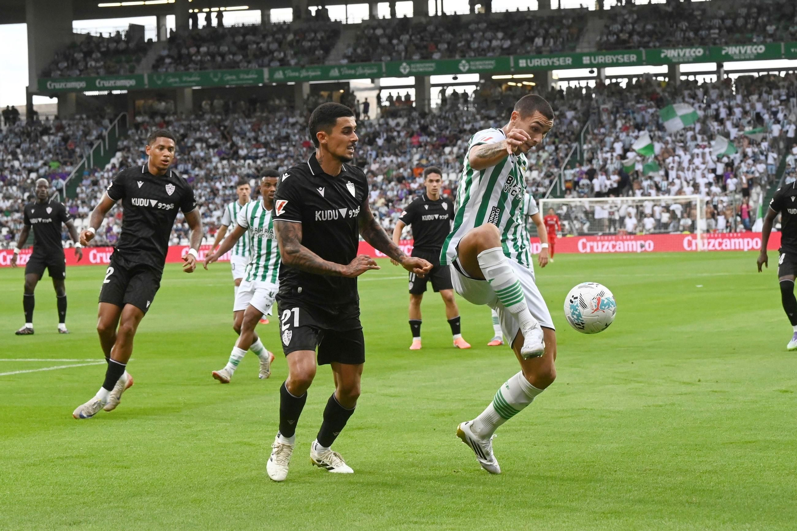 El central gallego encima a un rival que realiza un control durante el choque frente al Córdoba.
