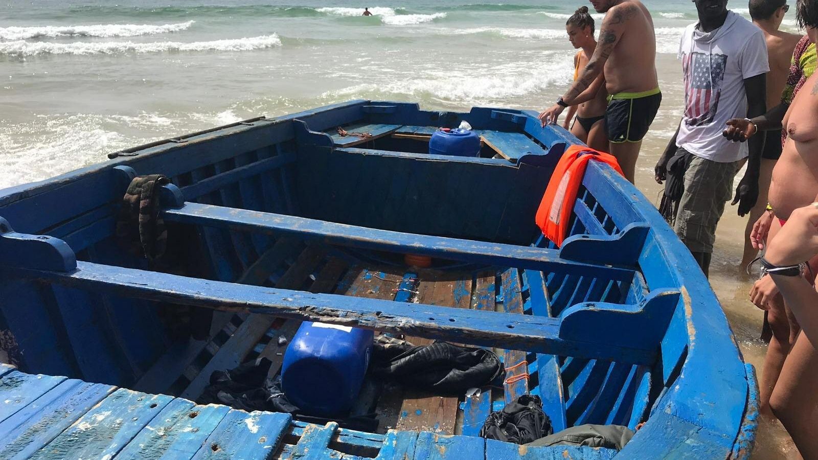 La embarcación, vacía en la orilla.