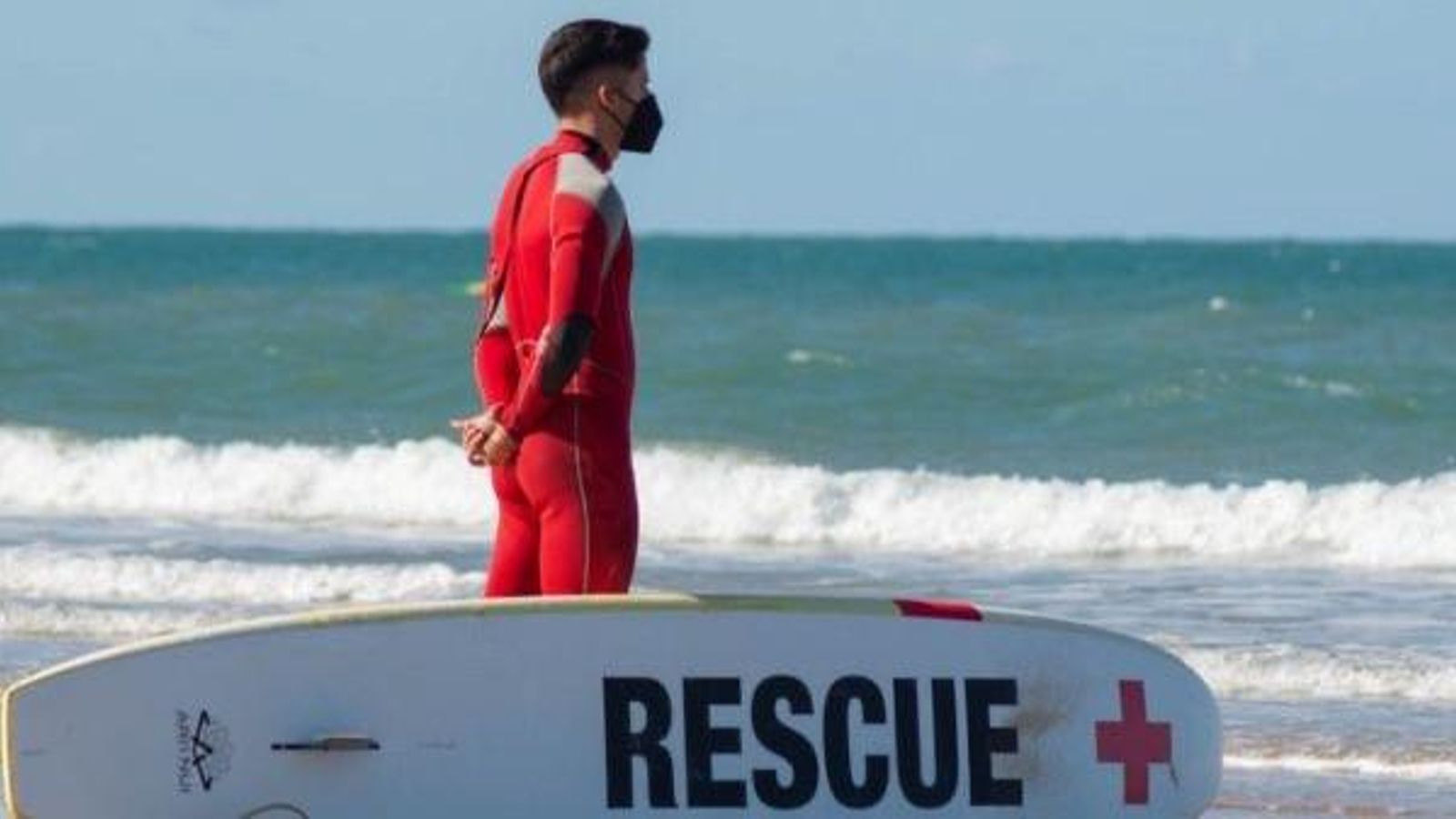 Un socorrista de Cruz Roja en la Playa de La Barrosa