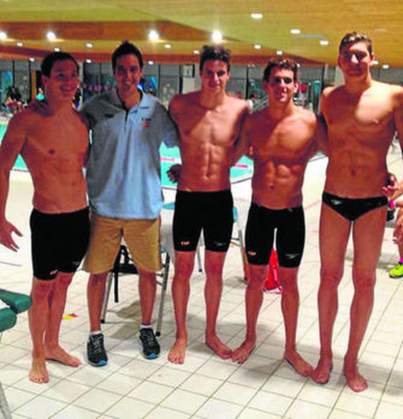 Víctor Martín (centro) con sus compañeros del relevo 4x200.