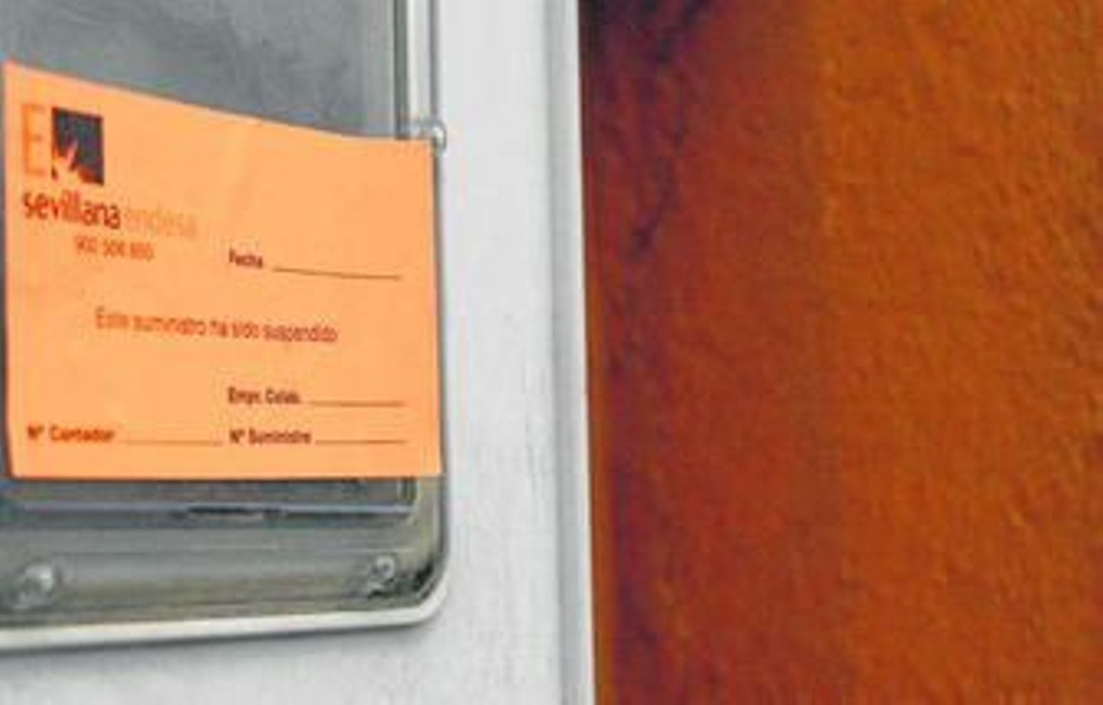 Imagen del cartel de Sevillana que avisa del corte en el suministro eléctrico.