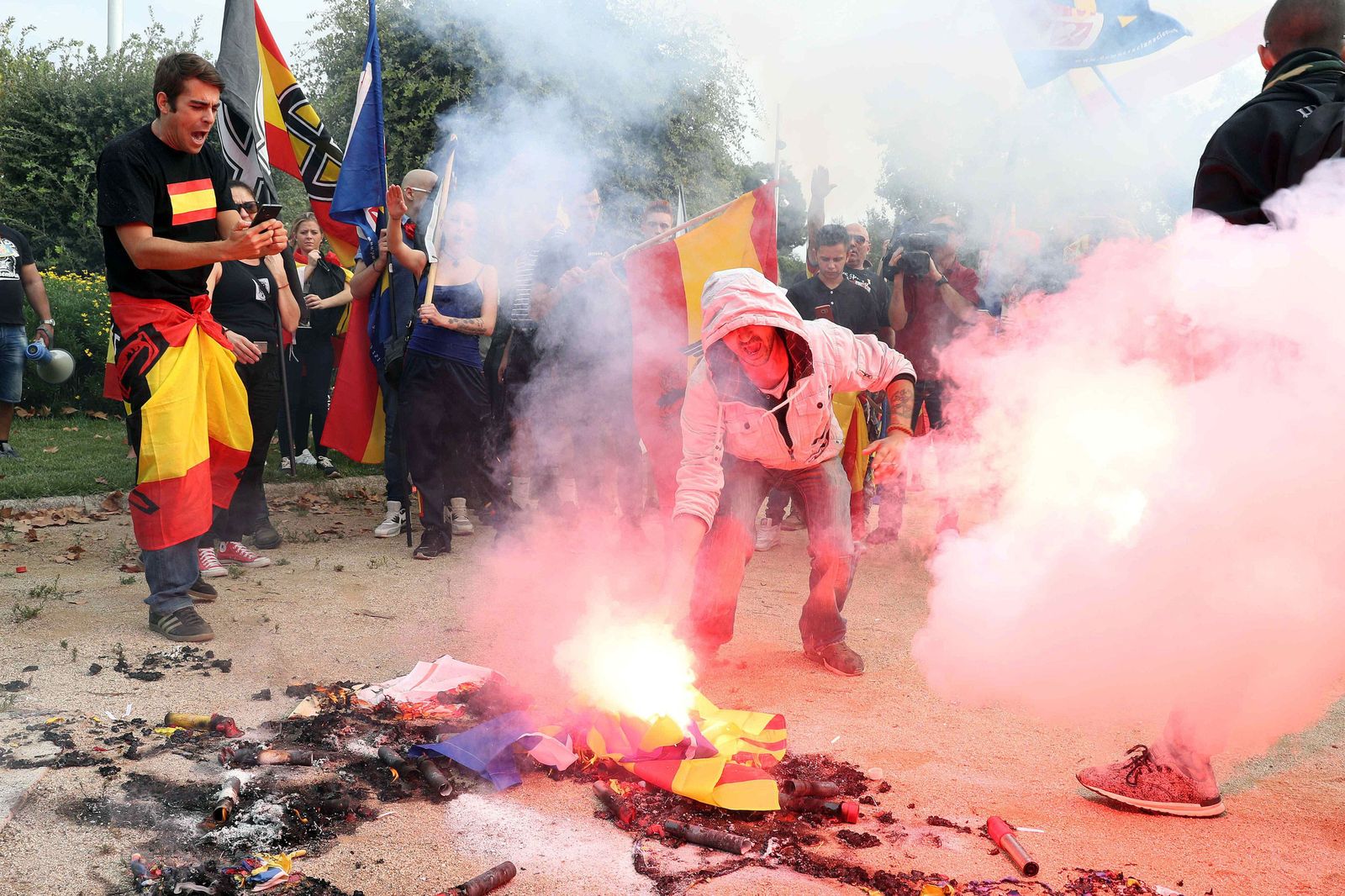 Colectivos ultraderechistas queman 'esteladas' en una manifestación en Barcelona.