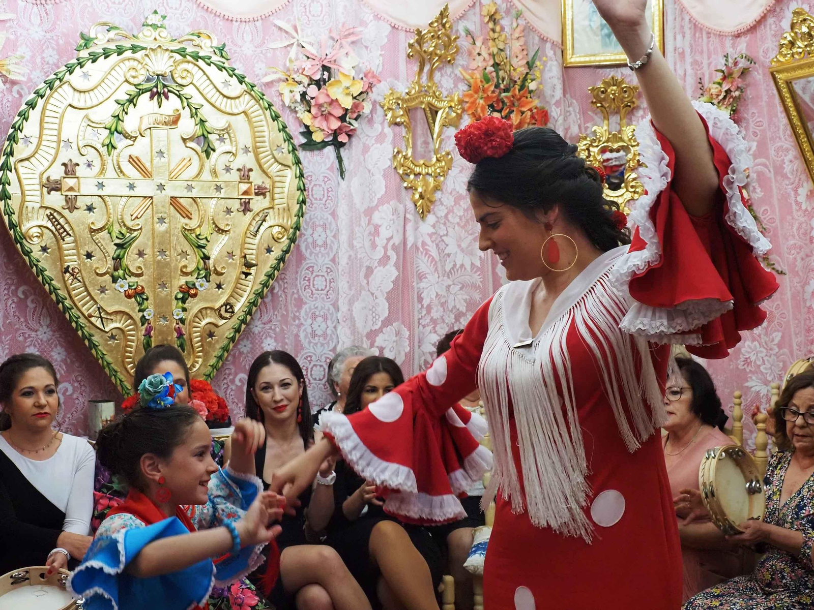 La localidad de Alosno vive con intensidad su festividad de las Cruces de Mayo.