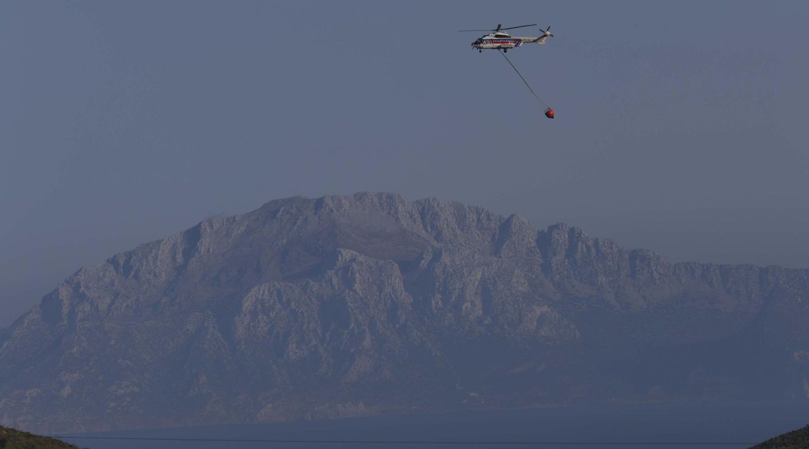 Las fotos del incendio forestal entre las Pantallas y Marchenilla, en Algeciras