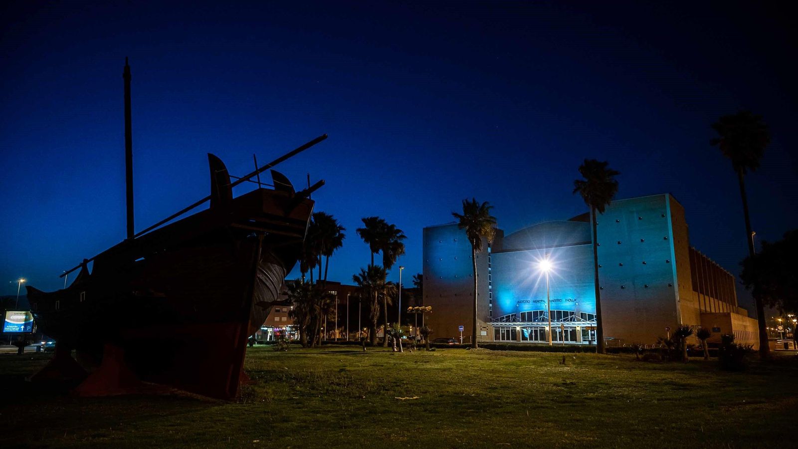 El auditorio también se iluminó de color azul.