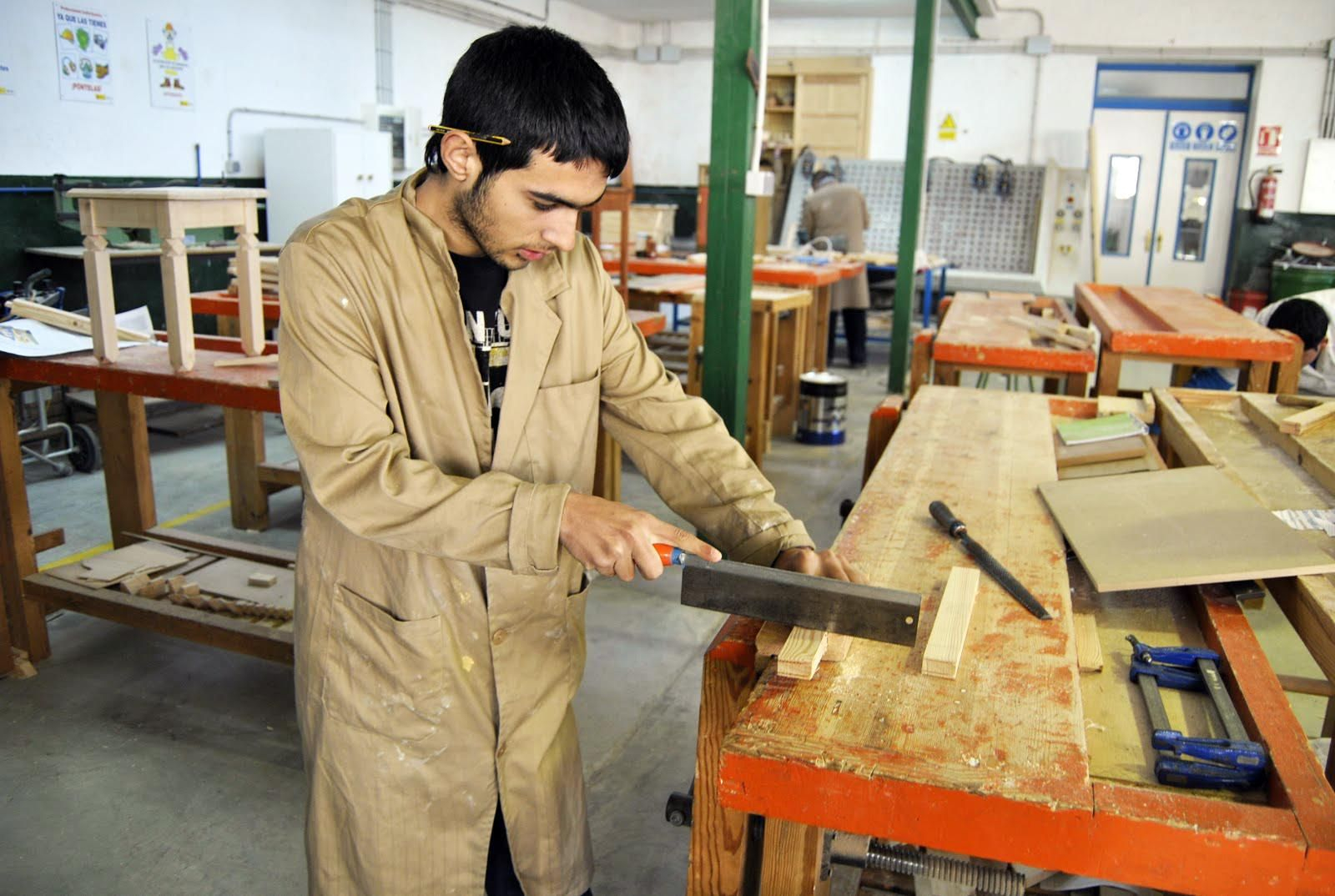 Alumno del ciclo formativo de madera pone en práctica sus conocimientos.