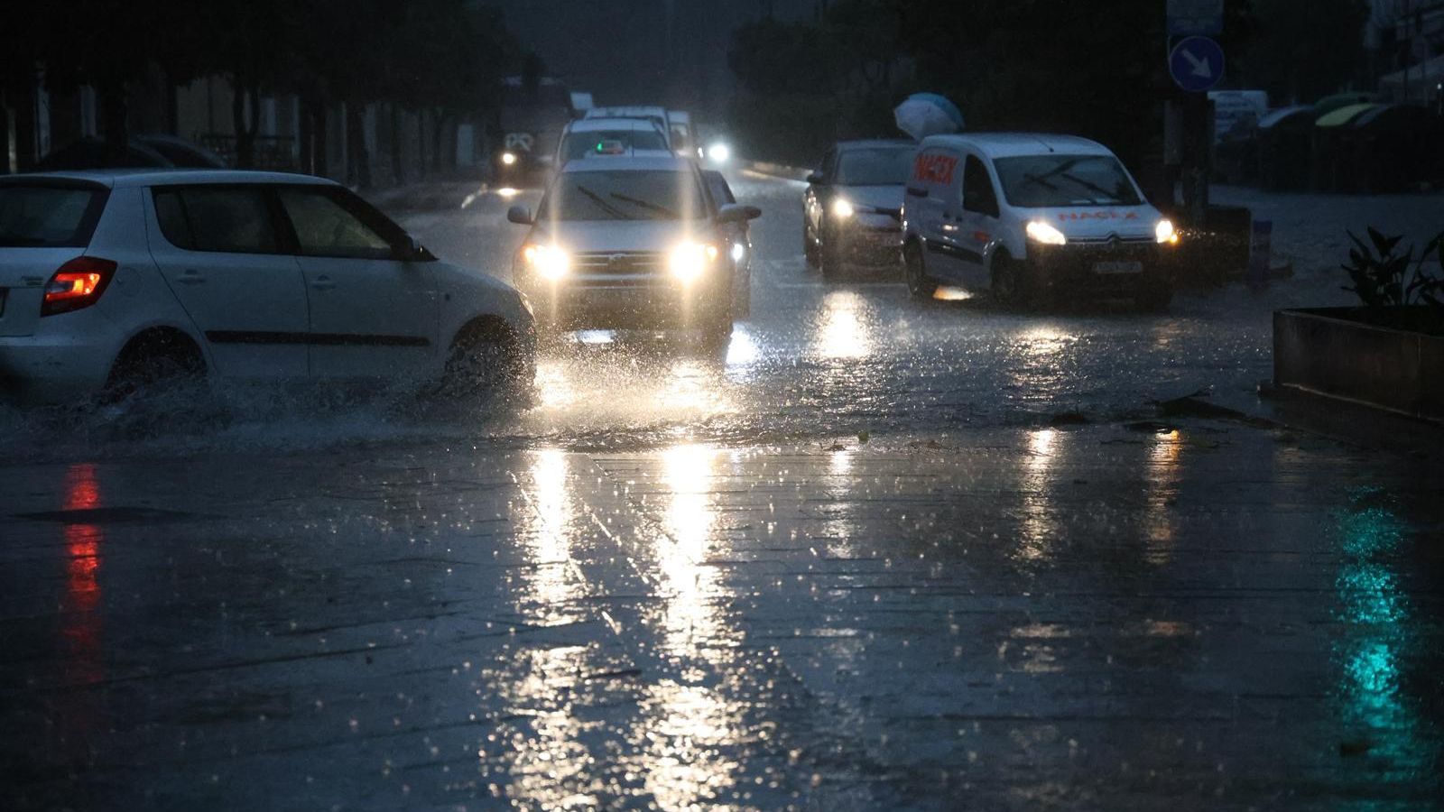 Varios coches circulan por carreteras anegadas a primera hora de este miércoles en Huelva.