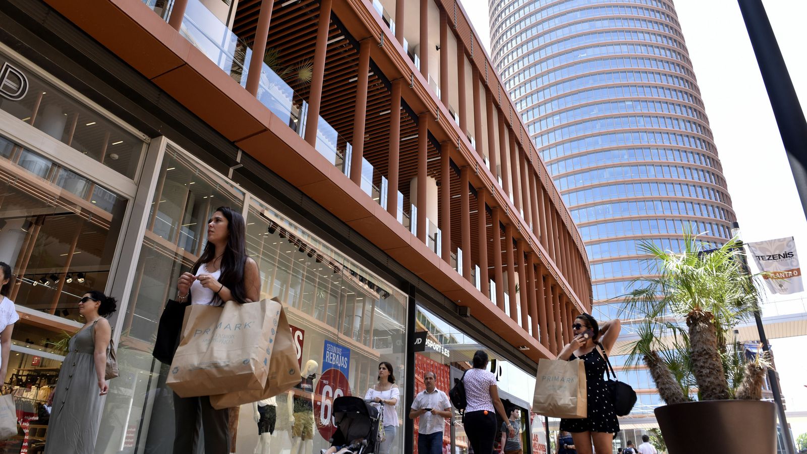 Unas mujeres cargan con las bolsas tras comprar en un comercio de la Torre Sevilla.