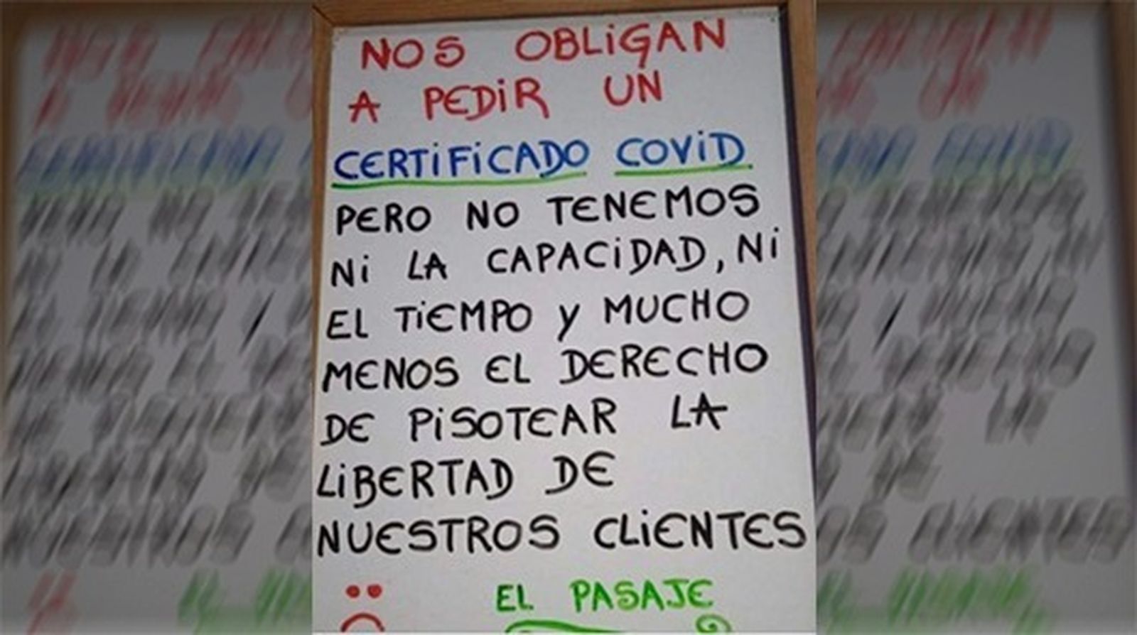El cartel que ha colocado una cafetería de Fuengirola informando de que no exigen el certificado sanitario