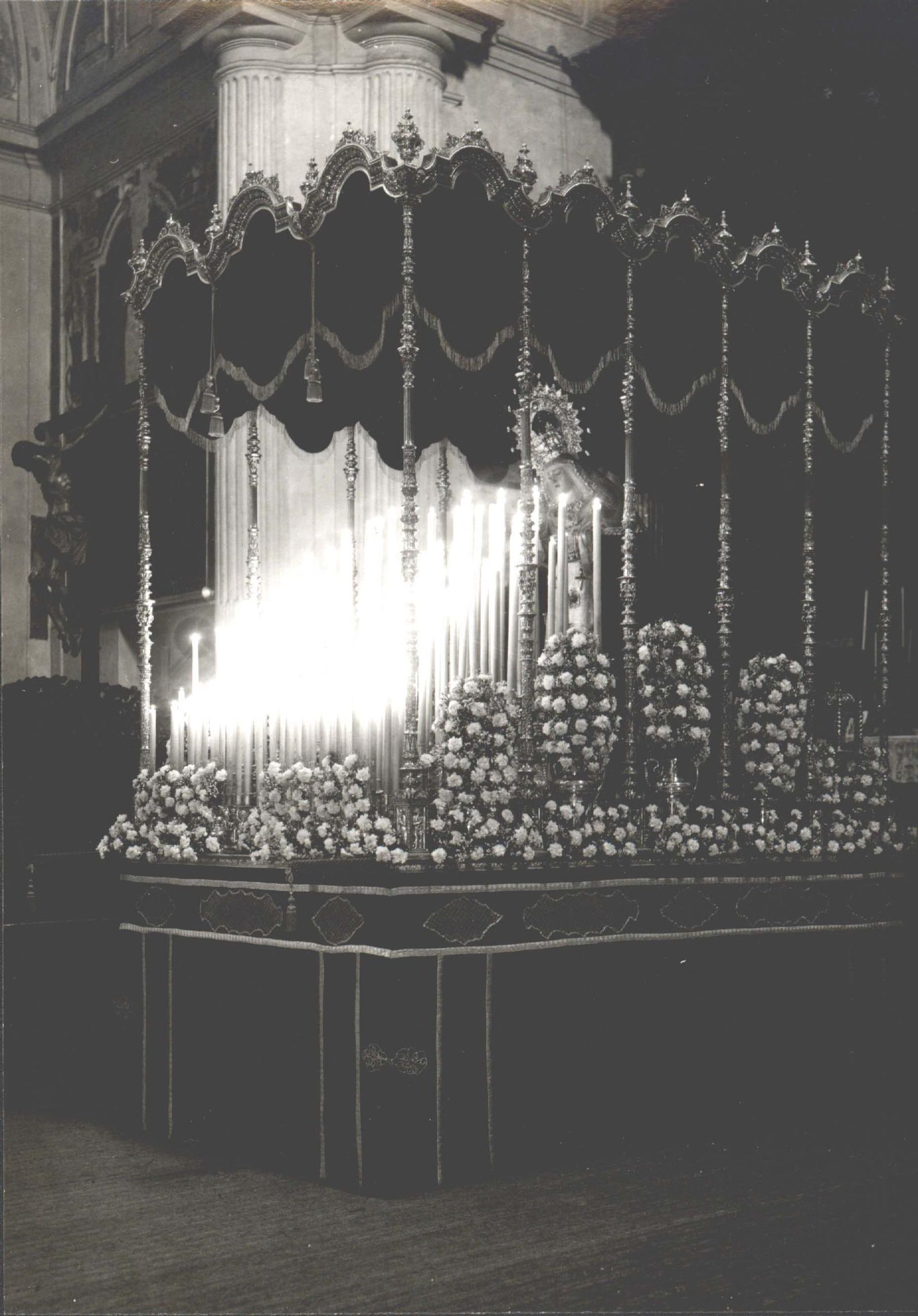 La Virgen de la Angustia poco antes de salir a la calle