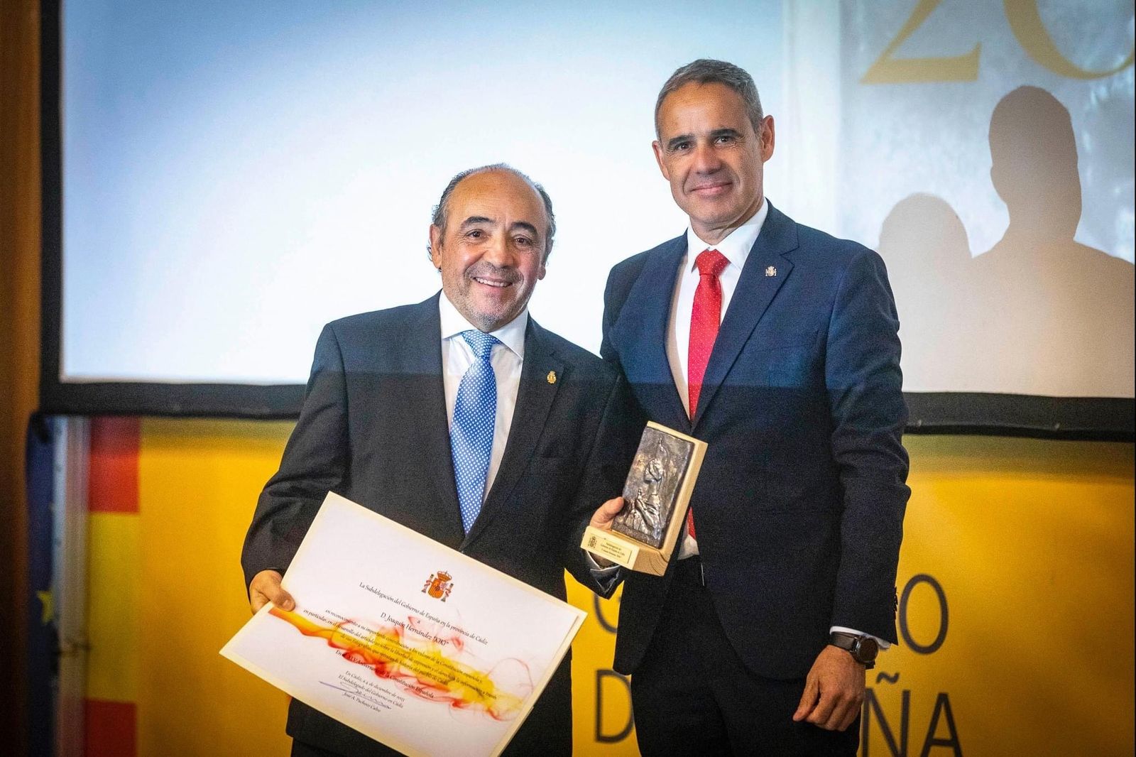 Un merecido premio. Con el importe que se pague un viaje a Turquía a ponerse pelo