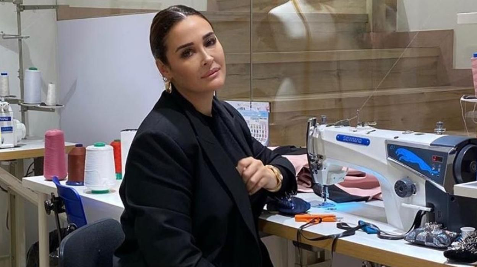 Vicky Martín Berrocal, en su taller, que estos días cose batas quirúrgicas.