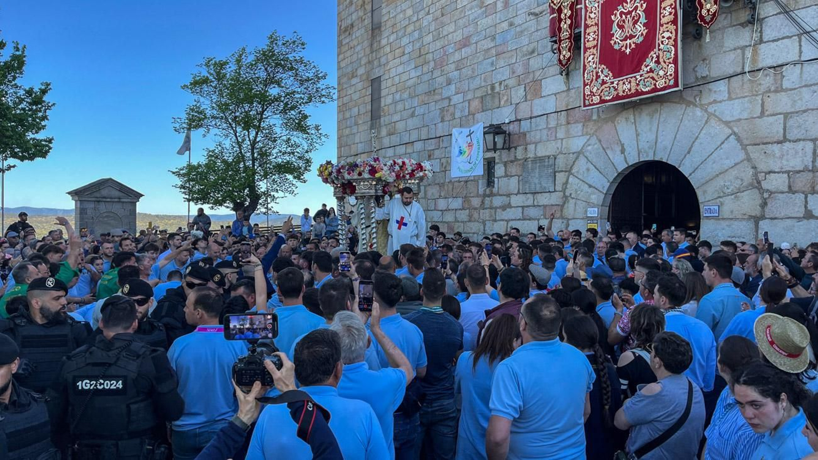 Miles de romeros acuden al encuentro de la Virgen de la Cabeza en su romería