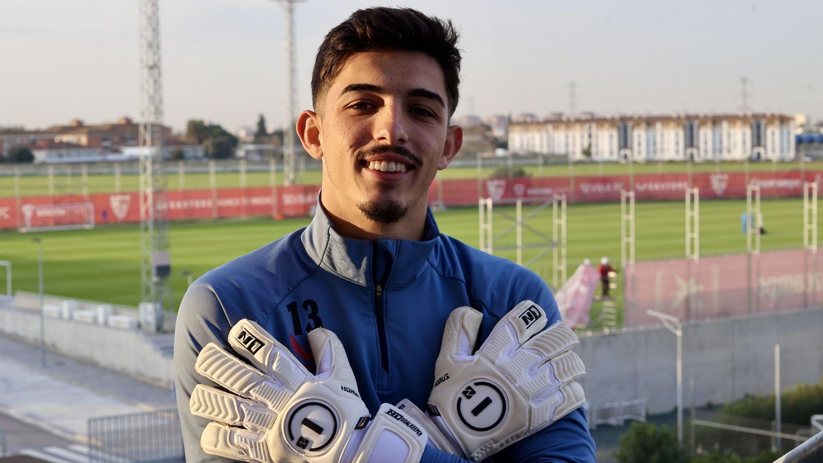 Alberto Flores posa desde lo alto de la grada de preferencia del estadio Jesús Navas. Alberto Flores posa desde lo alto de la grada de preferencia del estadio Jesús Navas.