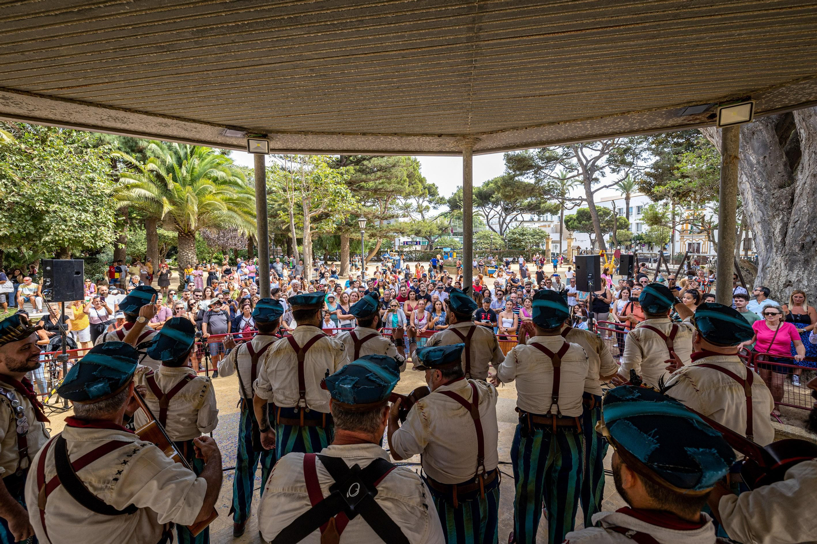 Búscate en SailGP Cádiz: La ciudad disfruta del ambiente del domingo con las actividades, las carreras y los bares
