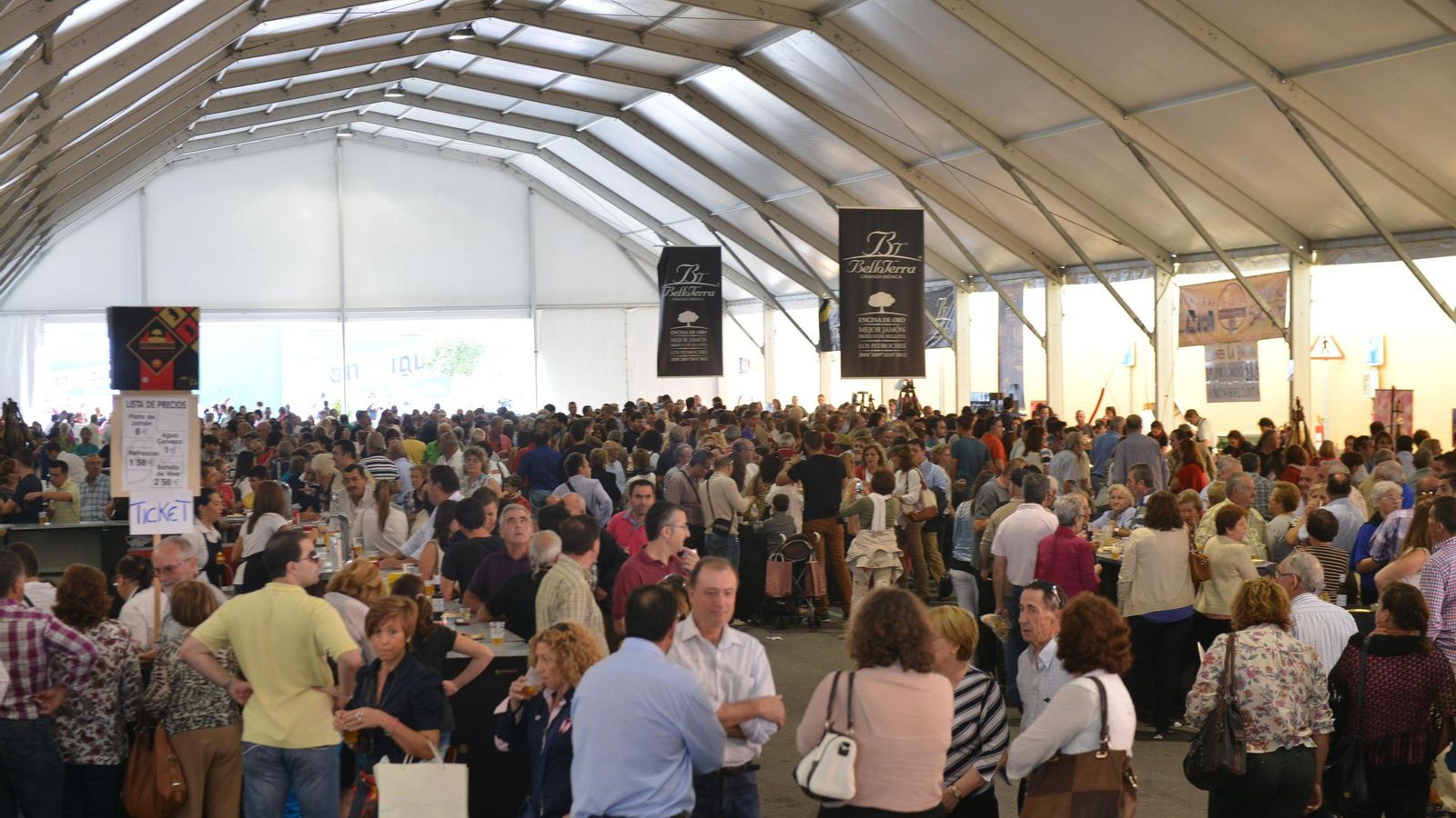 Ambiente en la Feria del Jamón de Villanueva de Córdoba.