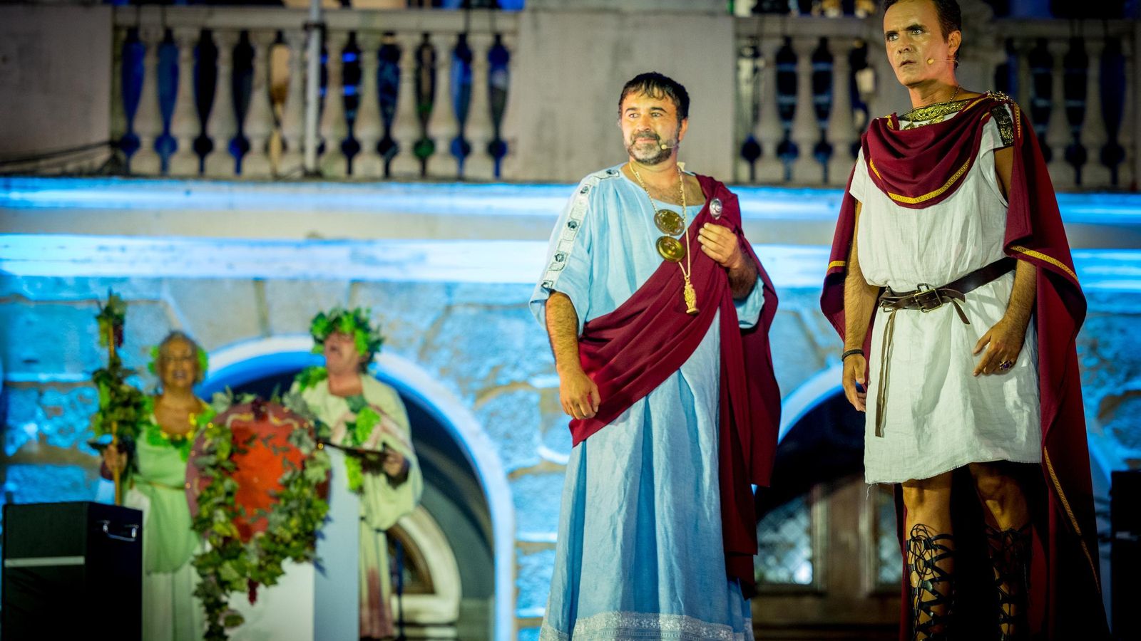 Jay García como Balbo el Mayor y José Flor como Julio César.