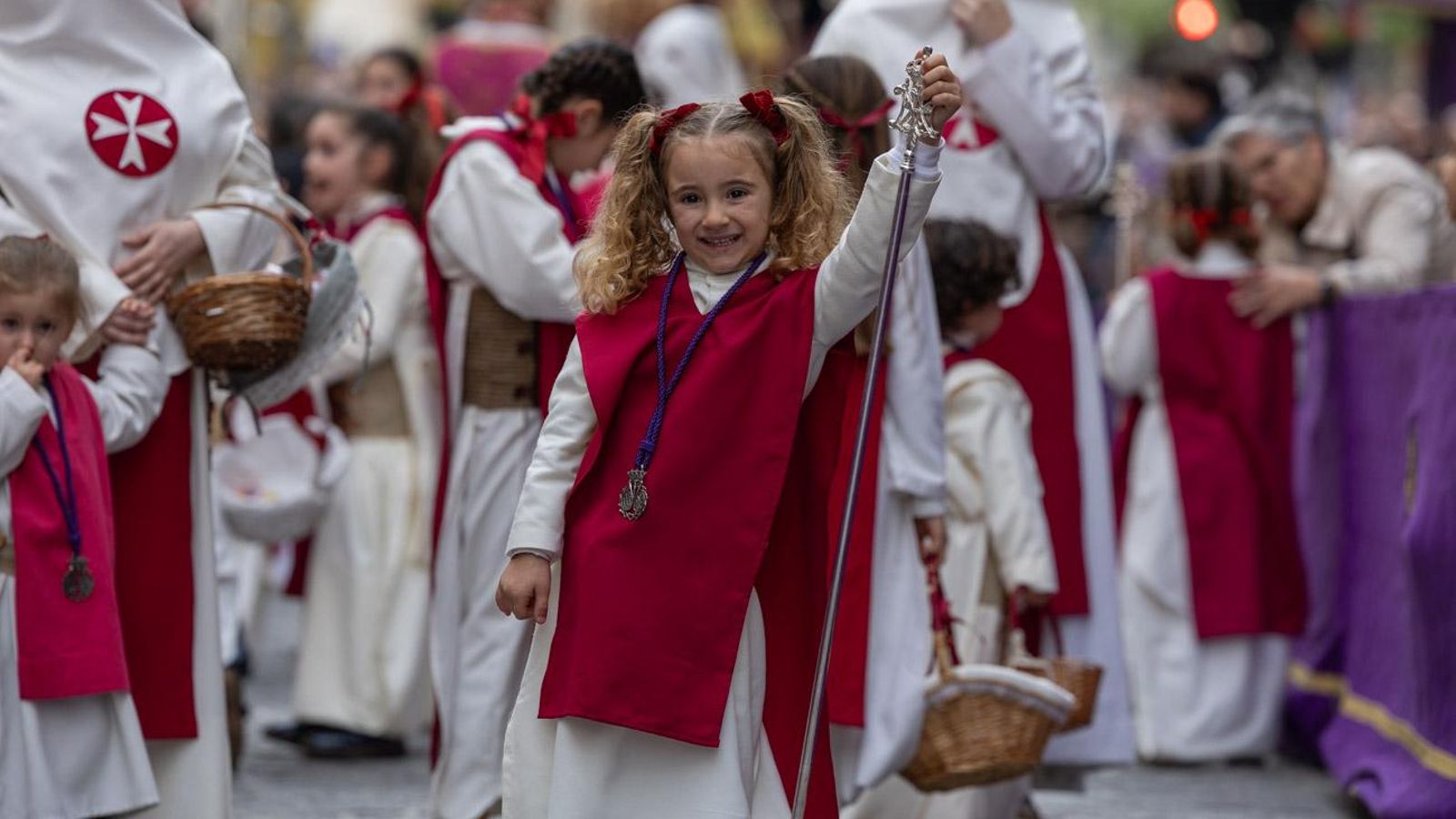 Los cofrades se rinden ante los grandes pasos de misterio del Lunes Santo