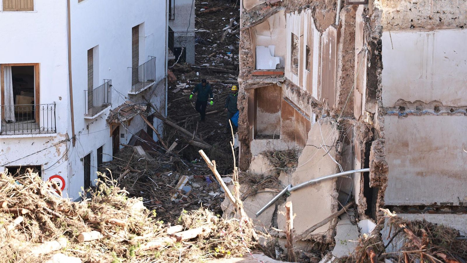 Vista de Letur (Albacete) este jueves donde continúan las labores de desescombro y la búsqueda de los desaparecidos