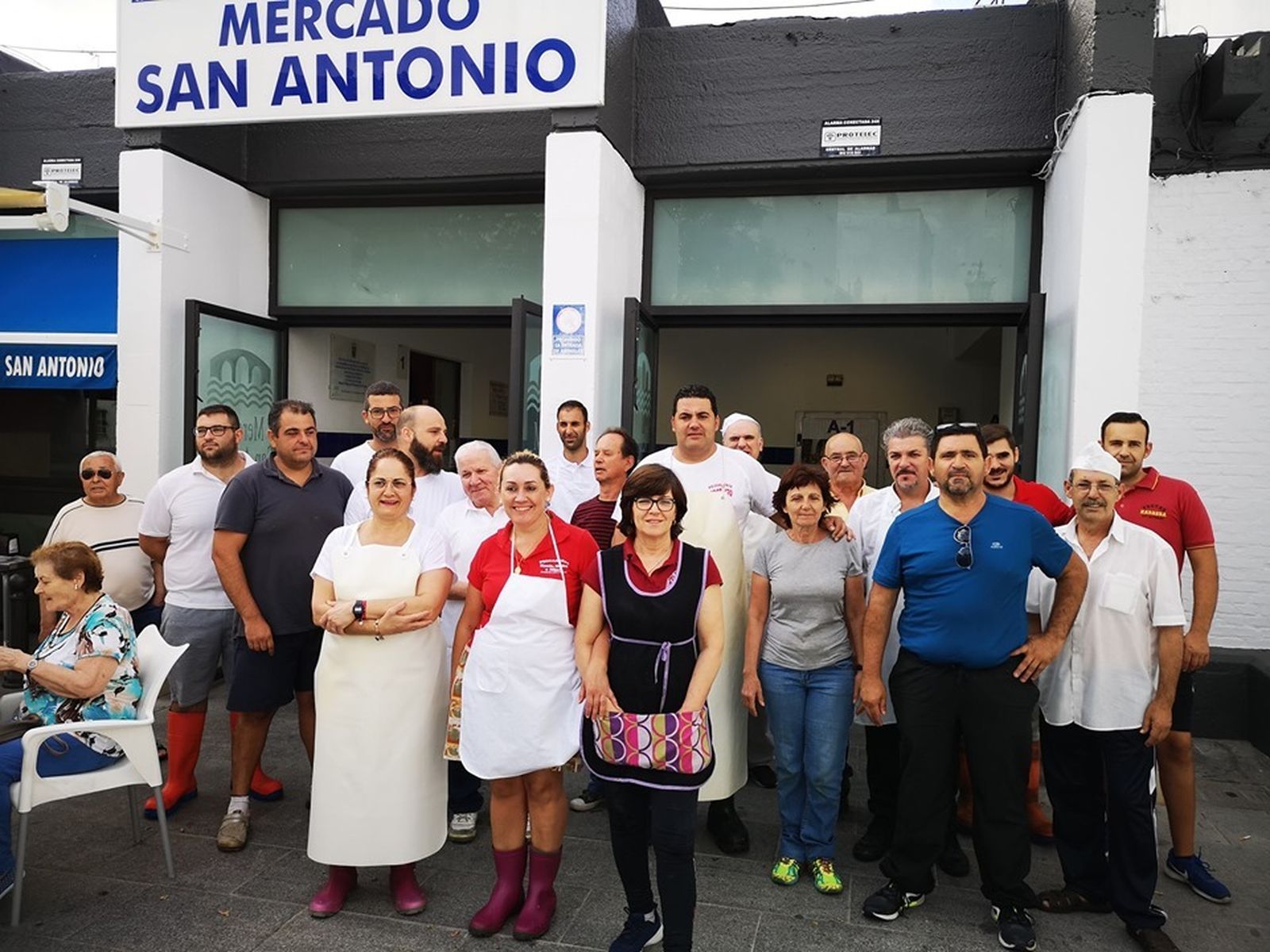 Detallistas del Mercado de San Antonio, concentrados a las puertas del Mercado de San Antonio.