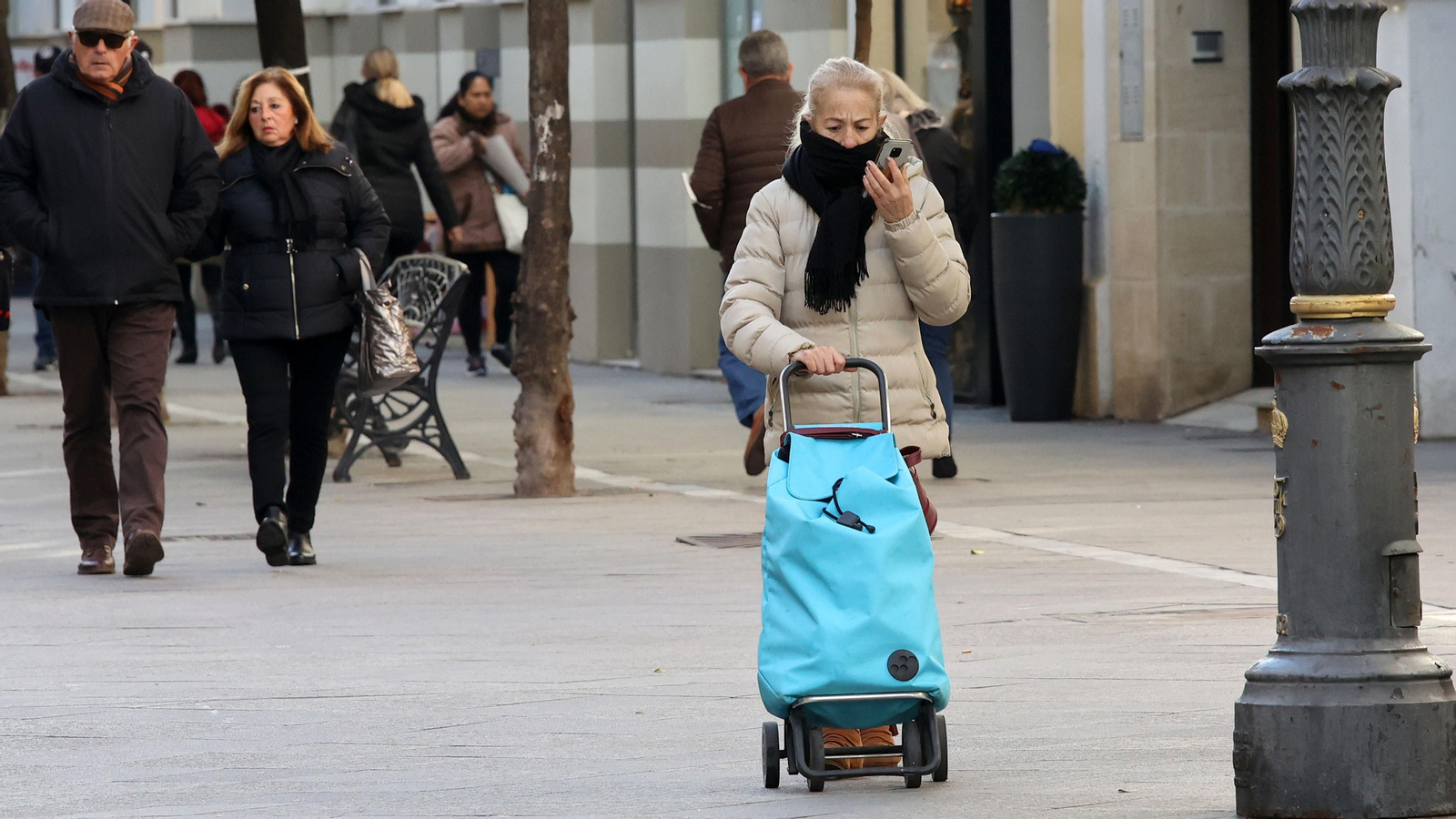 Una mujer abrigada este lunes por la ola de frío.