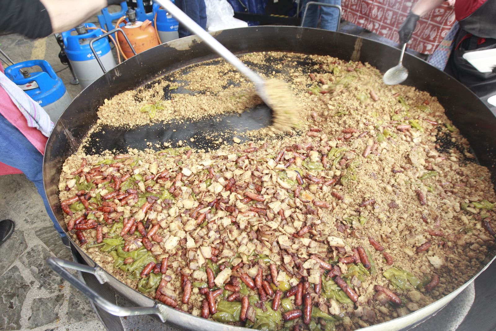 Imágenes de las Fiestas de Abrucena: concurso de mostos, encierro infantil y migas populares