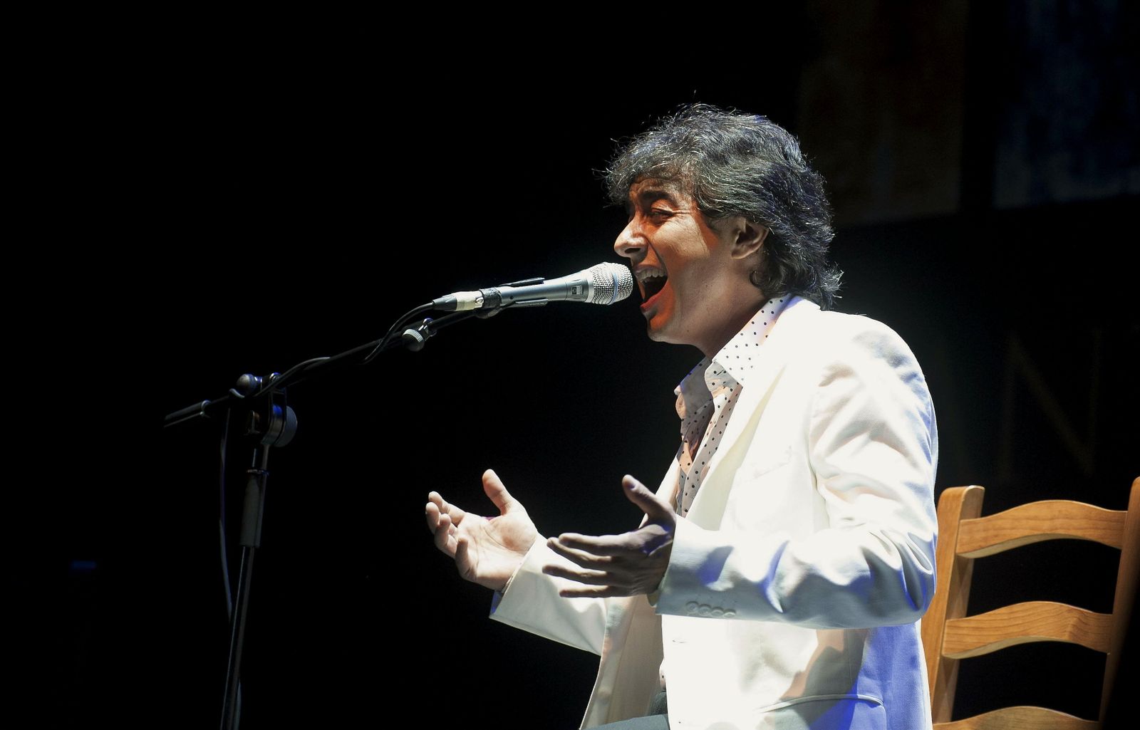 Juan Valderrama presentó 'Bajo el ala del sombrero' en Sevilla.