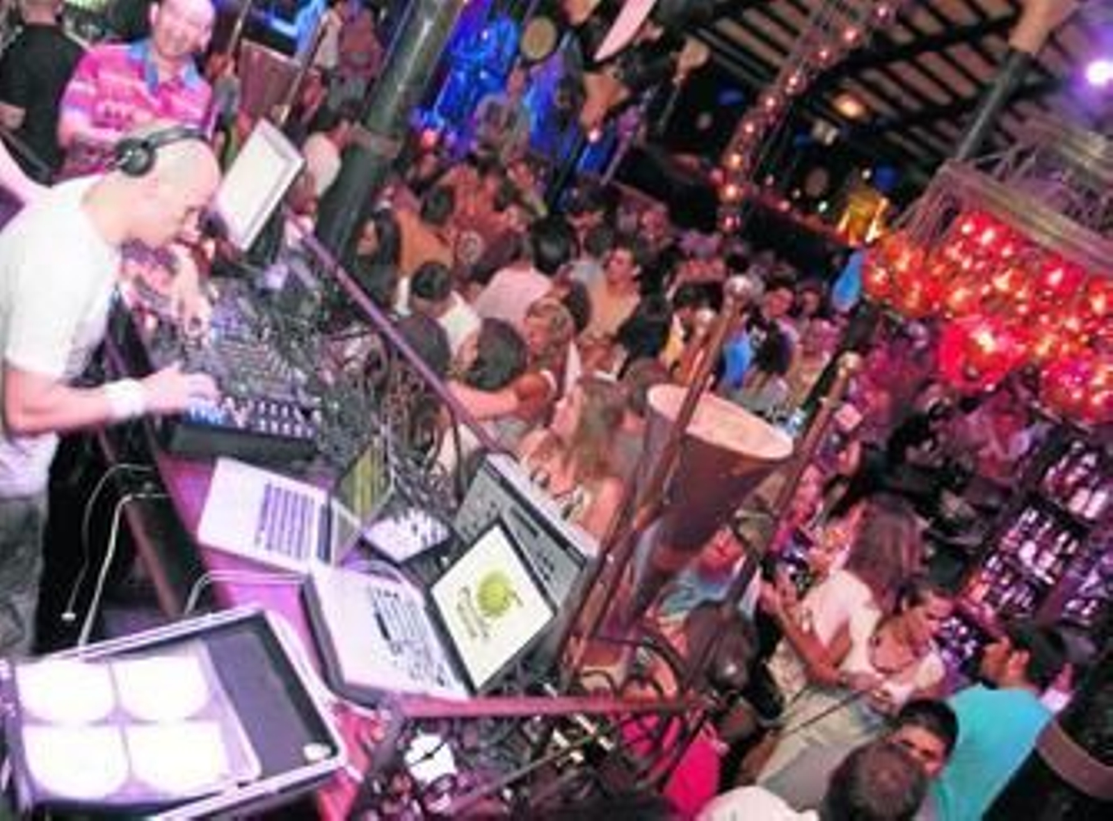 Mandala Beach Mojácar ofrece una fiesta completa con todo tipo de sorpresas.