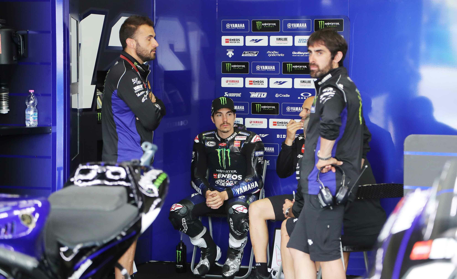 Viñales, con cara de circunstancias en el box del Monster Energy Yamaha.