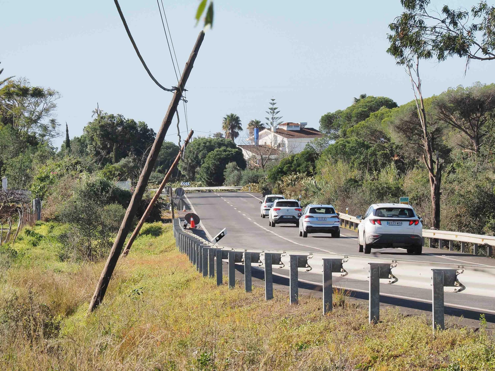 El tendido eléctrico y telefónico también ha resultado gravemente dañado en la zona El tendido eléctrico y telefónico también ha resultado gravemente dañado en la zona