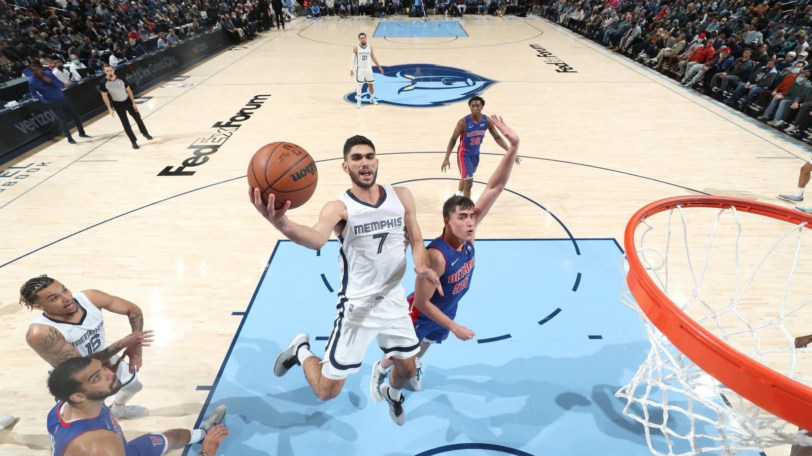 Santi Aldama entra a canasta en un partido entre Memphis y Detroit.