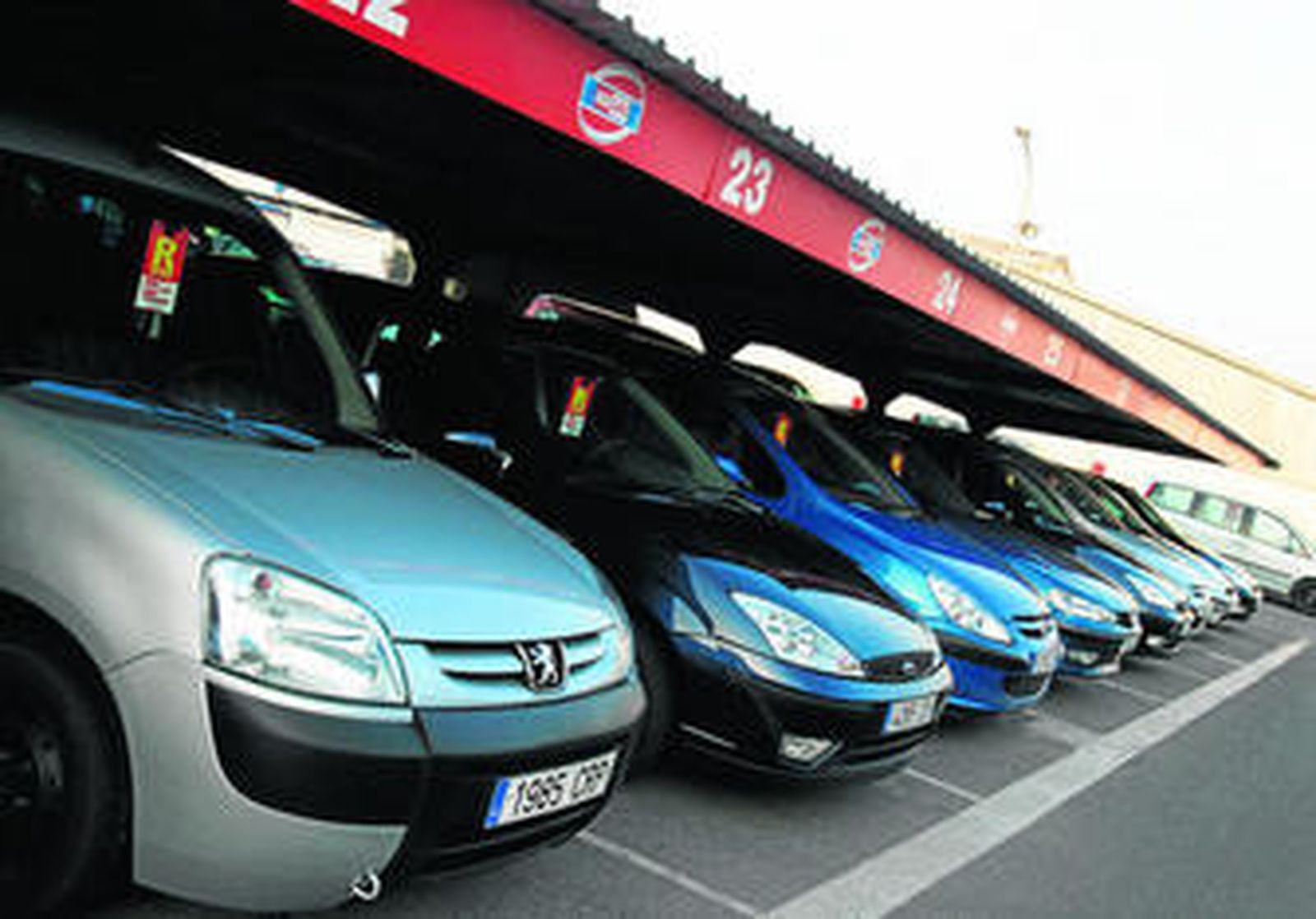 Vehículos de uno de los 'rent a cars' denunciados por la Comisión Nacional del Mercado de la Competencia.