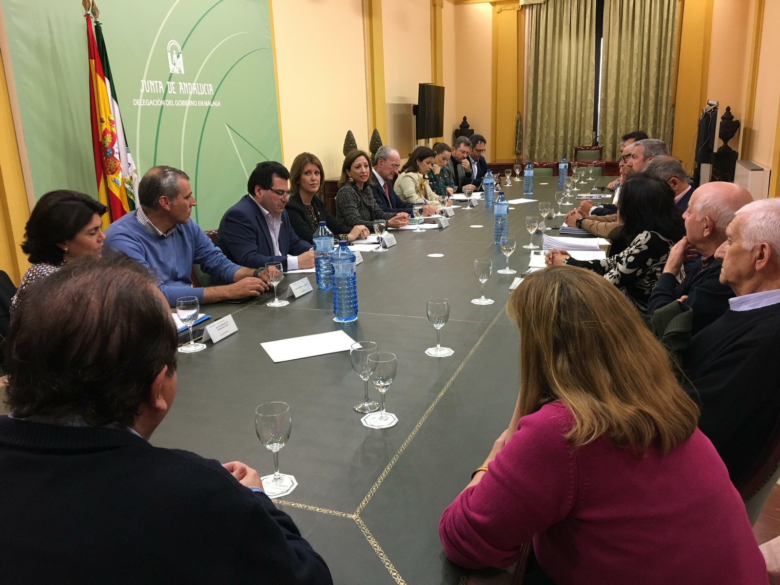 Imagen de la reunión celebrada esta tarde entre la Junta y el Ayuntamiento con comerciantes de la Alameda, del Soho y El Perchel.