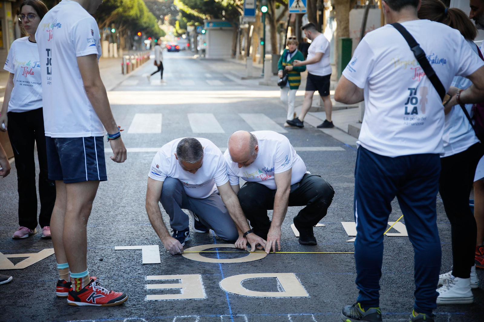Así es la alfombra de serrín de 60 metros en el Paseo de Almería, en imágenes.