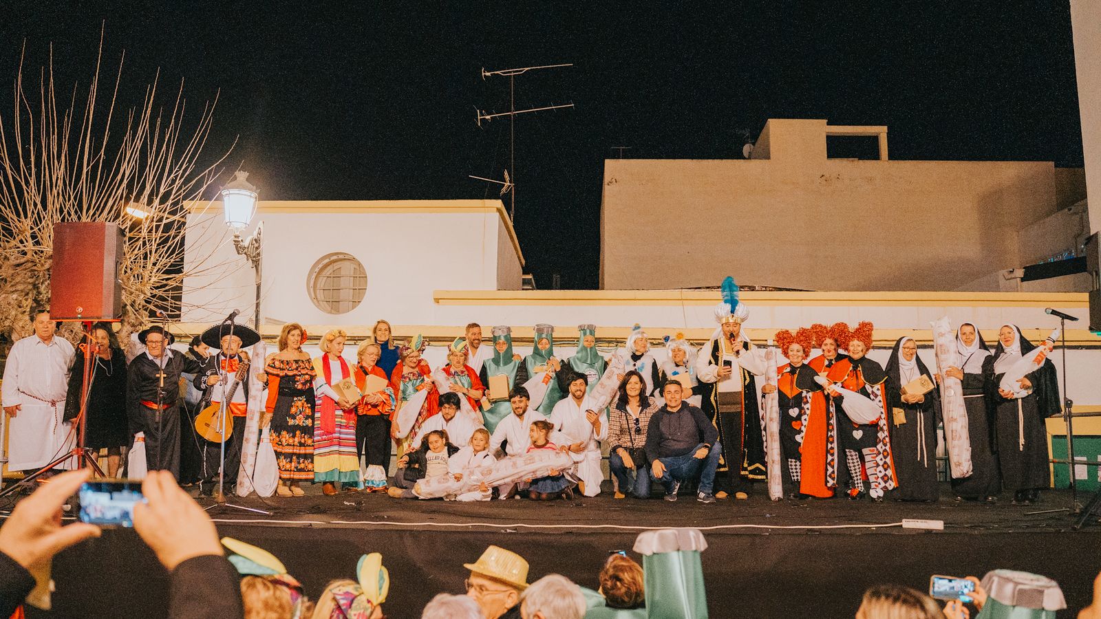 Alegría y jolgorio durante la celebración del Entierro de la Sardina en El Parador.