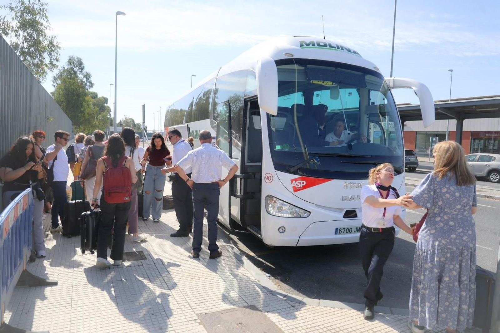 Pasajeros de los autobuses que sustituyeron a los trenes en otra ocasión.