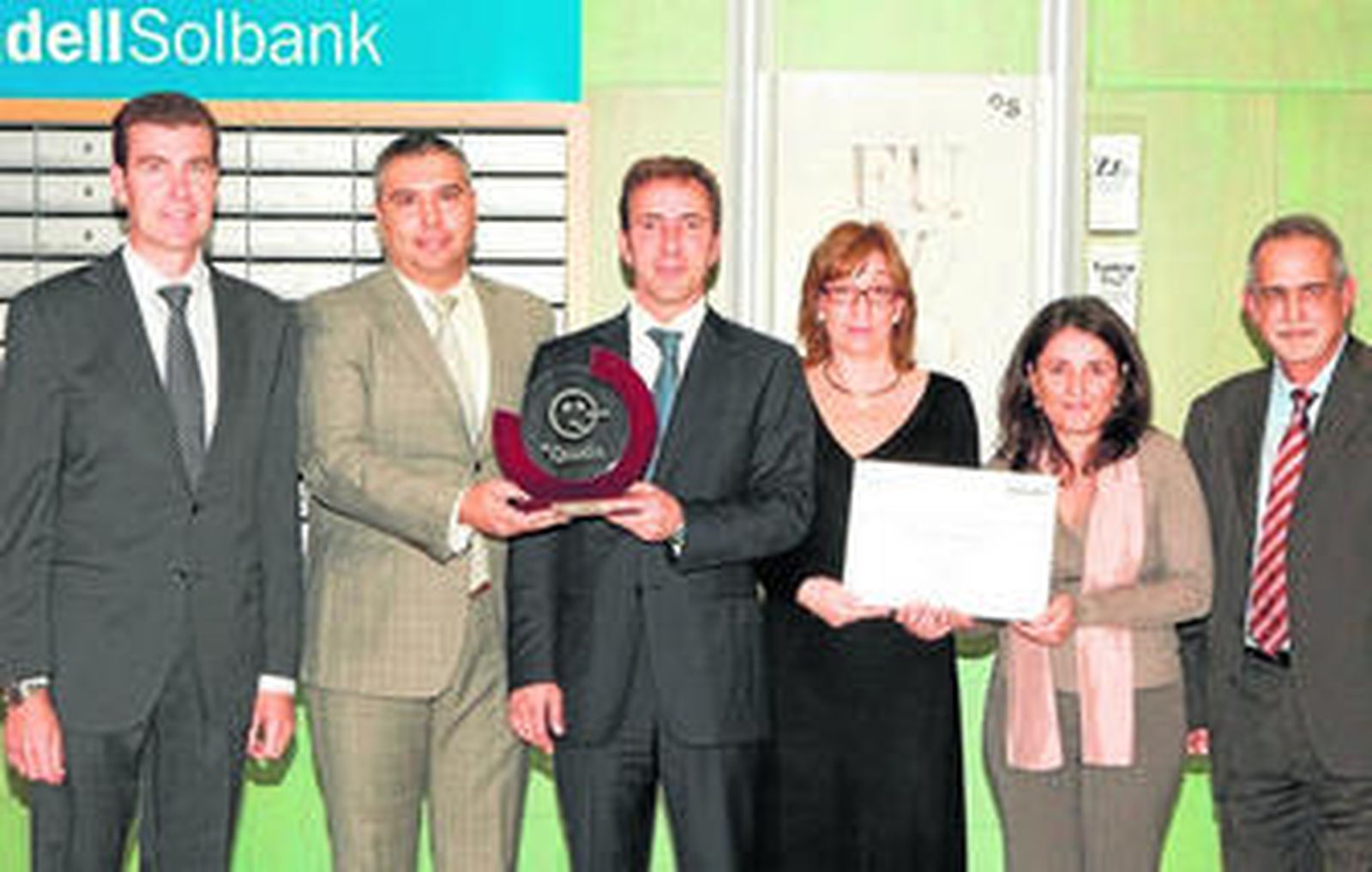 El director de la oficina de Conil, Adolfo López (segundo por la izquierda), con parte del grupo de Banco Sabadell.